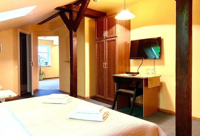 سوییت جونیور, Spare Hotel And Bowling