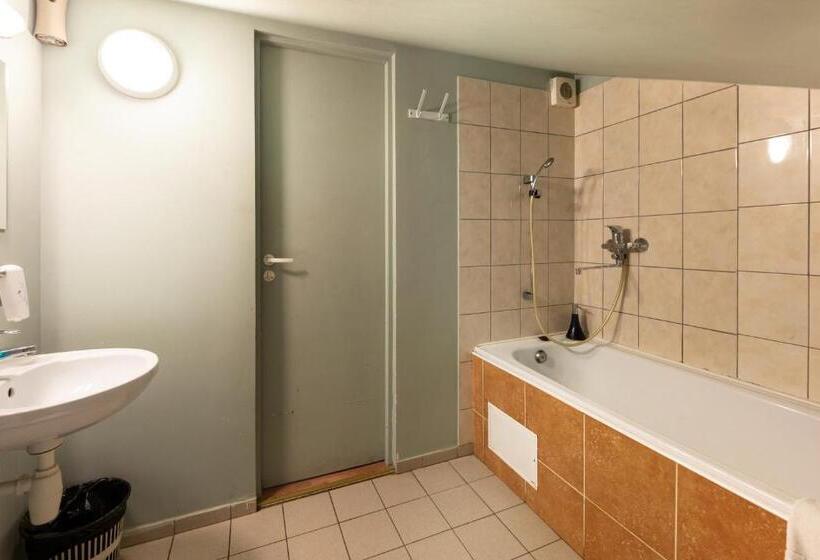 سوییت جونیور, Spare Hotel And Bowling