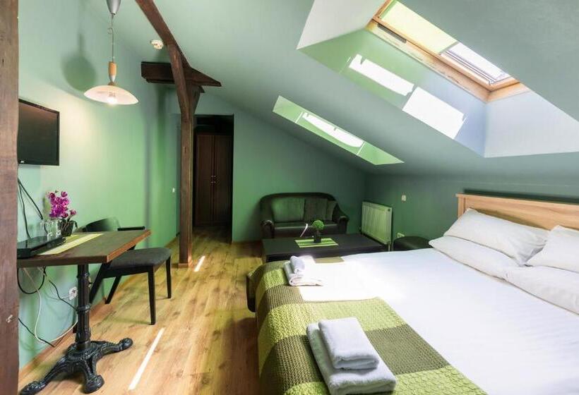 سوییت جونیور, Spare Hotel And Bowling