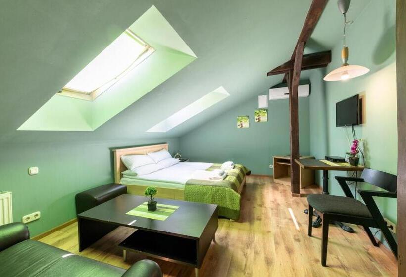 سوییت جونیور, Spare Hotel And Bowling