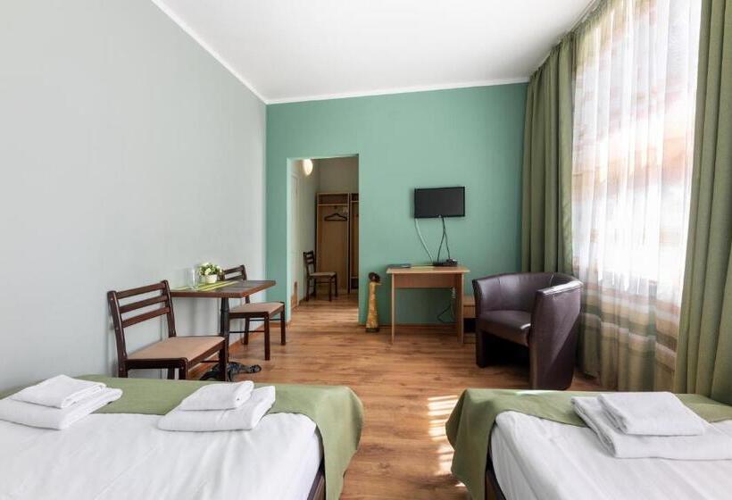 اتاق سوپریور سه تخته, Spare Hotel And Bowling