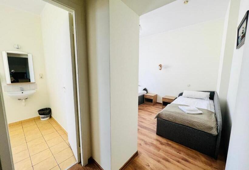 اتاق اکونومی, Spare Hotel And Bowling