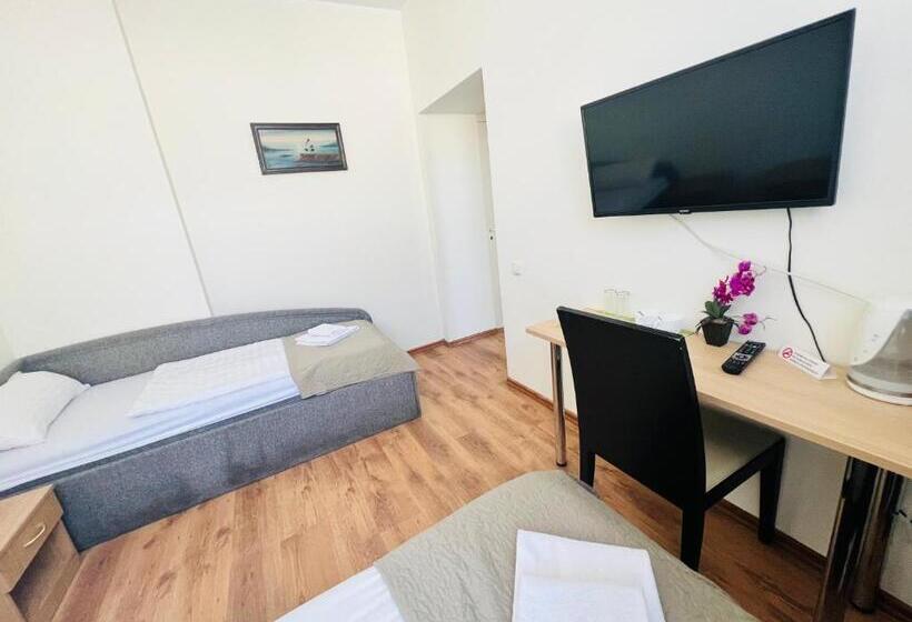 اتاق اکونومی, Spare Hotel And Bowling