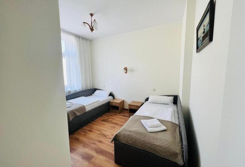 اتاق اکونومی, Spare Hotel And Bowling