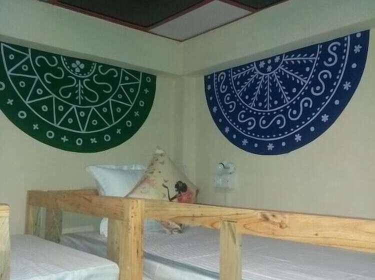 מיטה בחדר משותף, El Profesor Mcleodganj