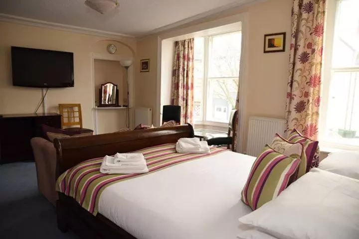 Deluxe Room, Harry S Hotel & Restaurant