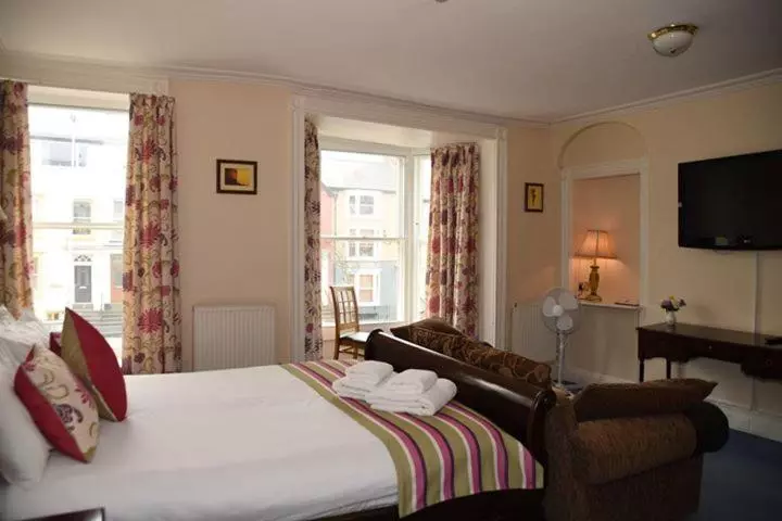 Deluxe Room, Harry S Hotel & Restaurant