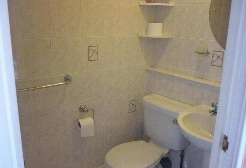 غرفة عائلية, Ashwood Grange