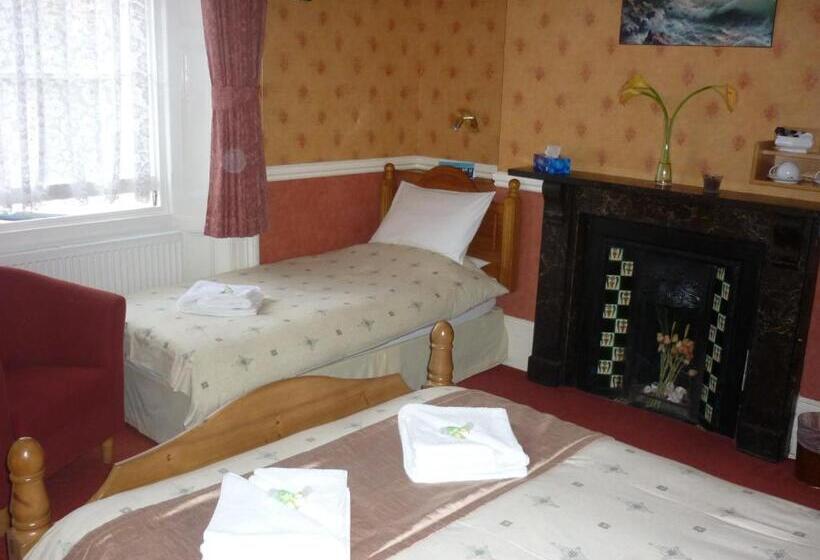 غرفة عائلية, Ashwood Grange