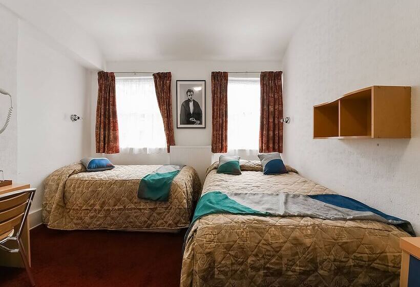 豪华三人间, Boston Court