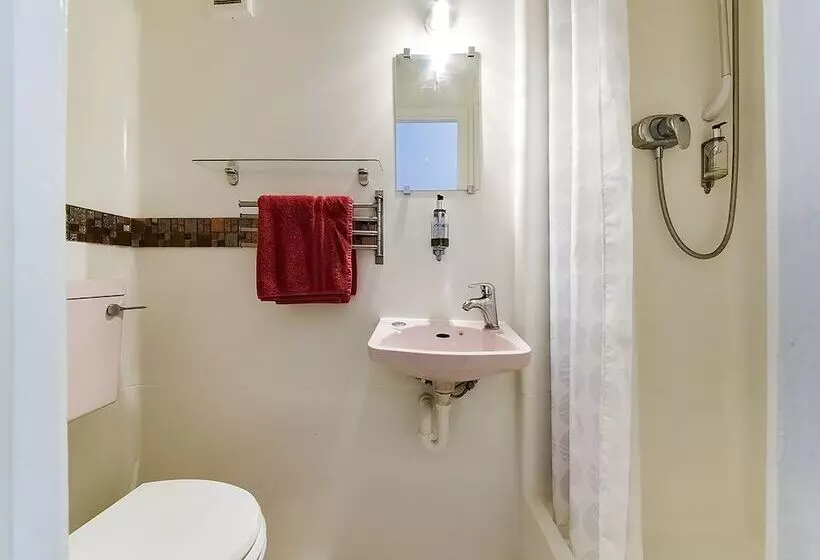 デラックスの４人部屋, Boston Court