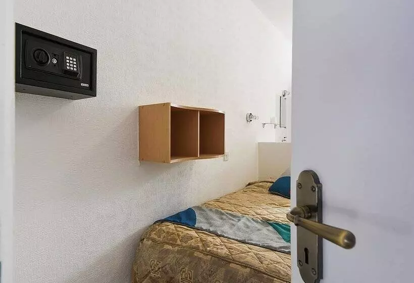 デラックスの４人部屋, Boston Court