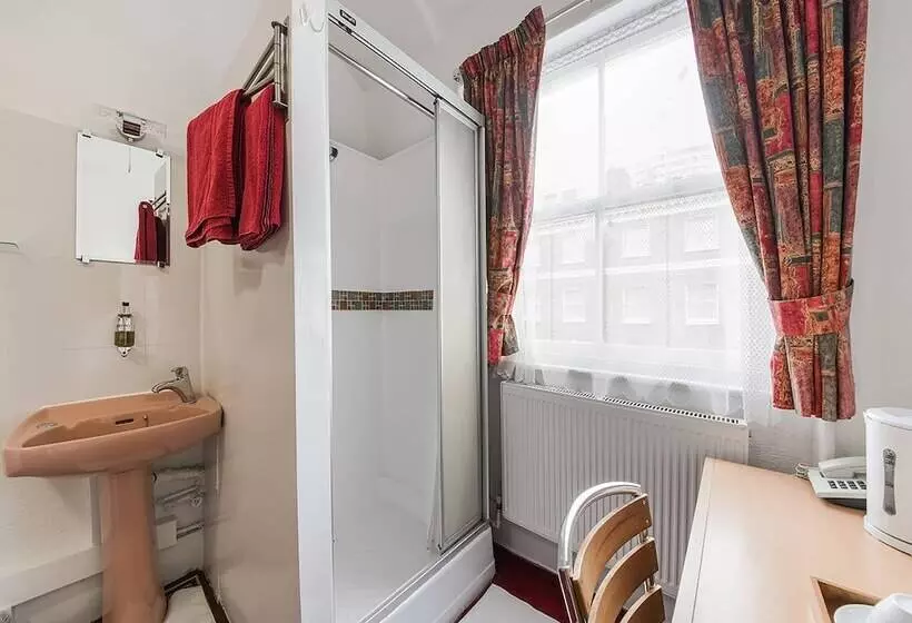 デラックスの４人部屋, Boston Court