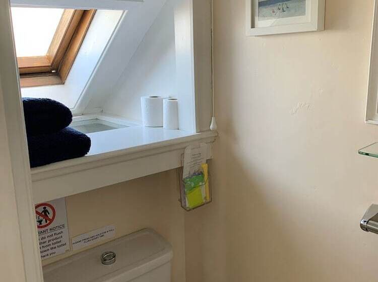 جناح جونيور, Letchworth Guest House