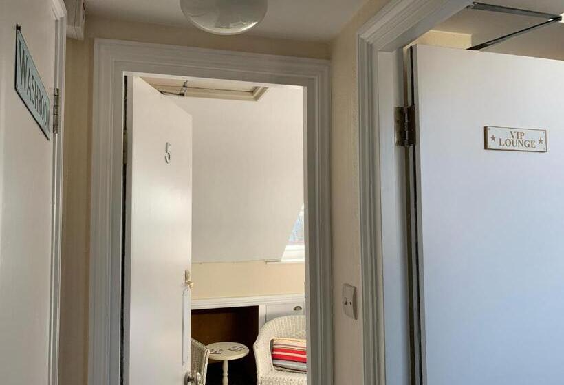 جناح جونيور, Letchworth Guest House