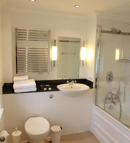 غرفة عائلية, The Malvern Hills