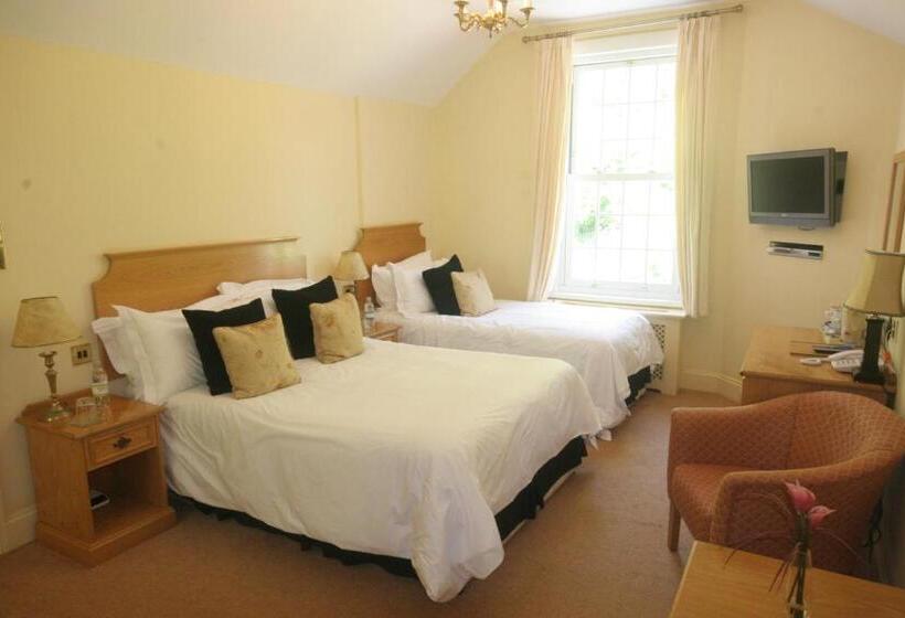 غرفة عائلية, The Malvern Hills