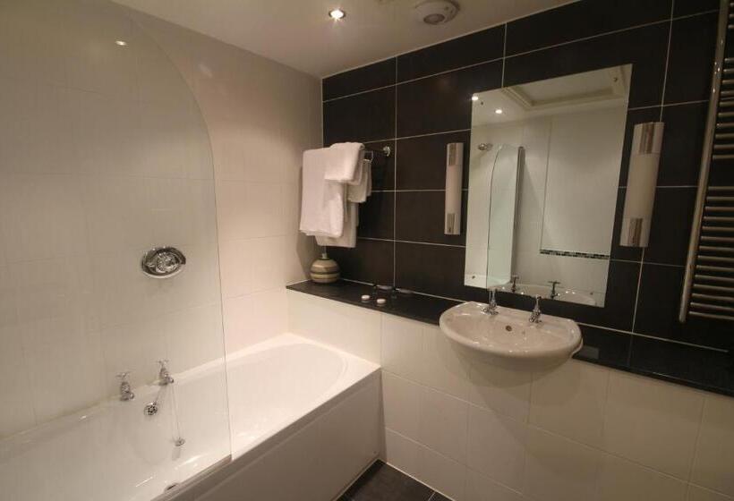 جناح عائلي, The Malvern Hills