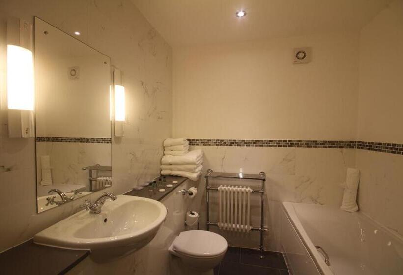 جناح عائلي, The Malvern Hills