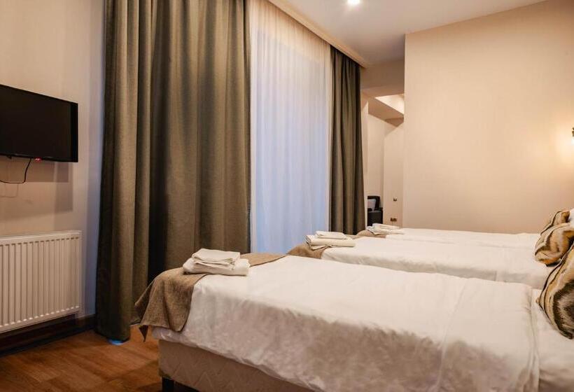 اتاق استاندارد سه نفره, Bakuriani Inn