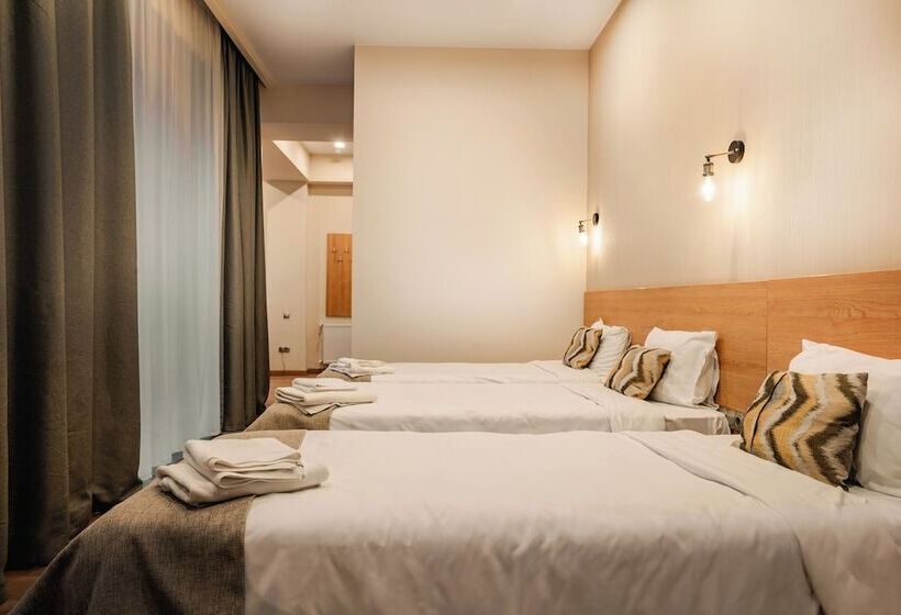 اتاق استاندارد سه نفره, Bakuriani Inn