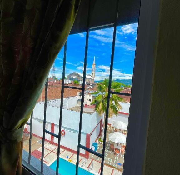 غرفة قياسية ثلاثية, Los Balcones