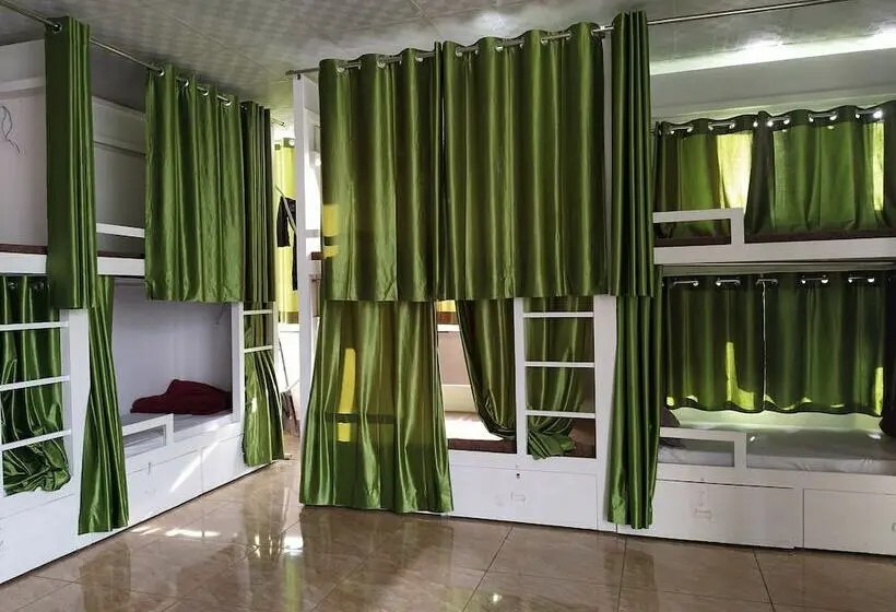 Lit en Chambre Commune, The Raja Palace