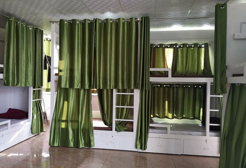 سرير فى غرفة مشتركه, The Raja Palace