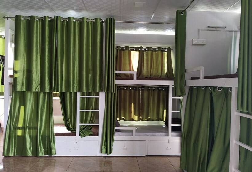 ルームシェアのワンベッド, The Raja Palace