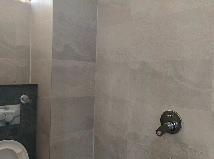 سرير فى غرفة مشتركه, The Raja Palace