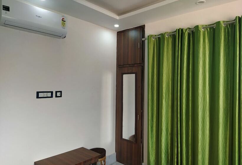 غرفة ديلوكس, The Raja Palace