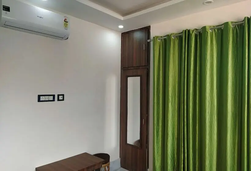 Chambre Deluxe, The Raja Palace