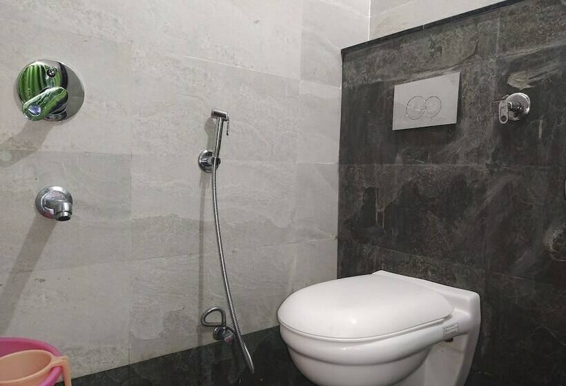 ルームシェアのワンベッド, The Raja Palace