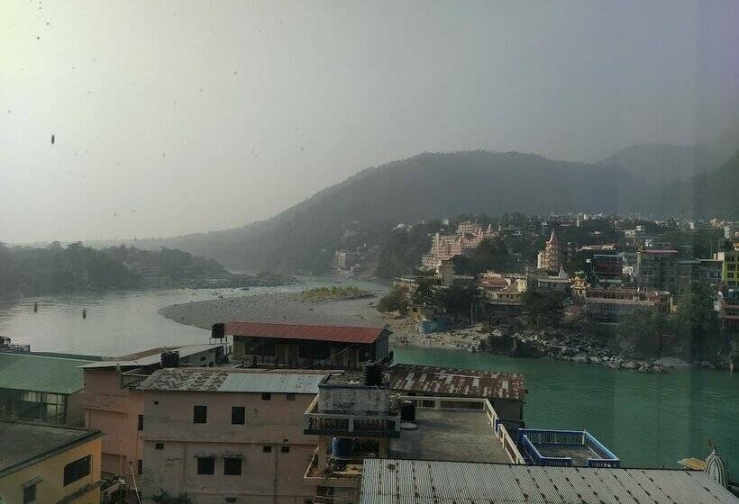 ルームシェアのワンベッド, The Raja Palace