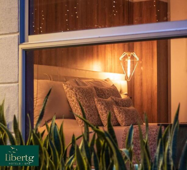 מיטת קינג בסוויטה, Libertg Hotels Spa