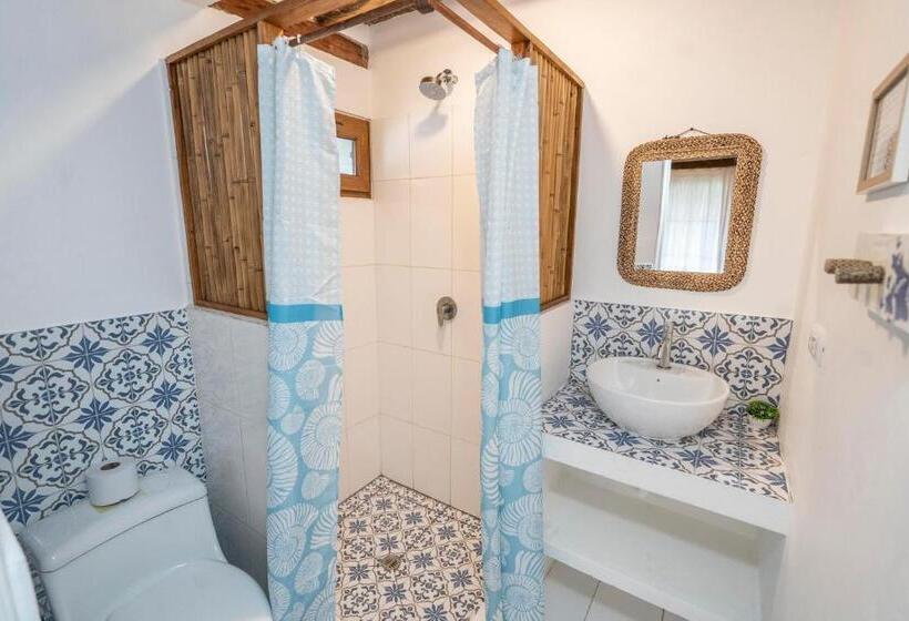 اتاق استاندارد با چشم‌انداز دریا, Ganso & Búho