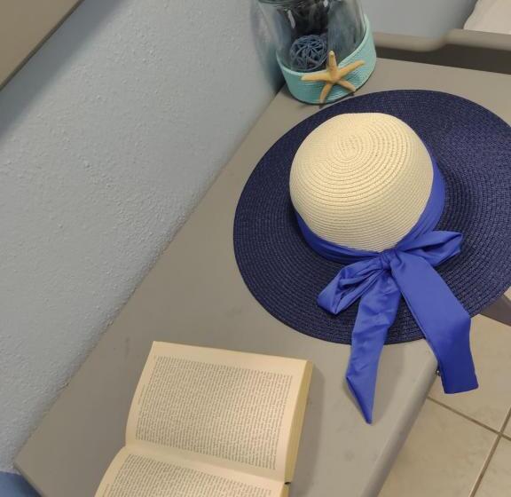 스탠다드 스튜디오, Celeste Deluxe Apartments