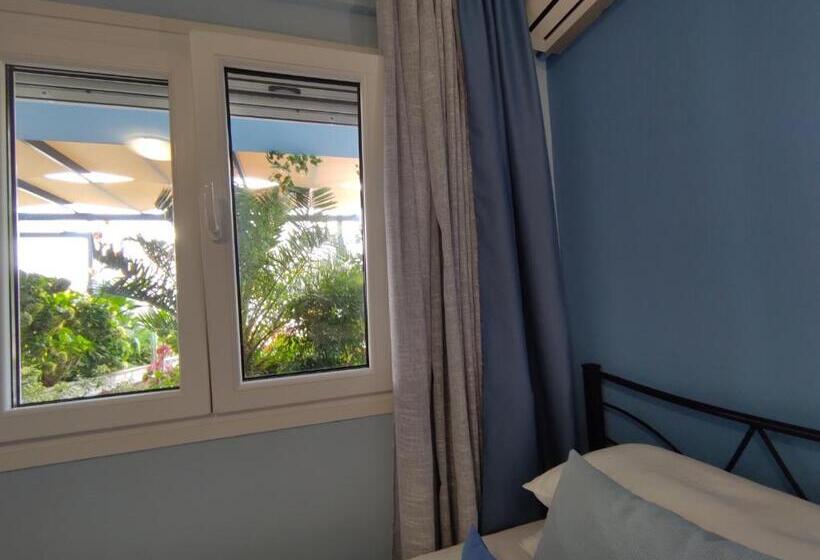 家庭工作室, Celeste Deluxe Apartments
