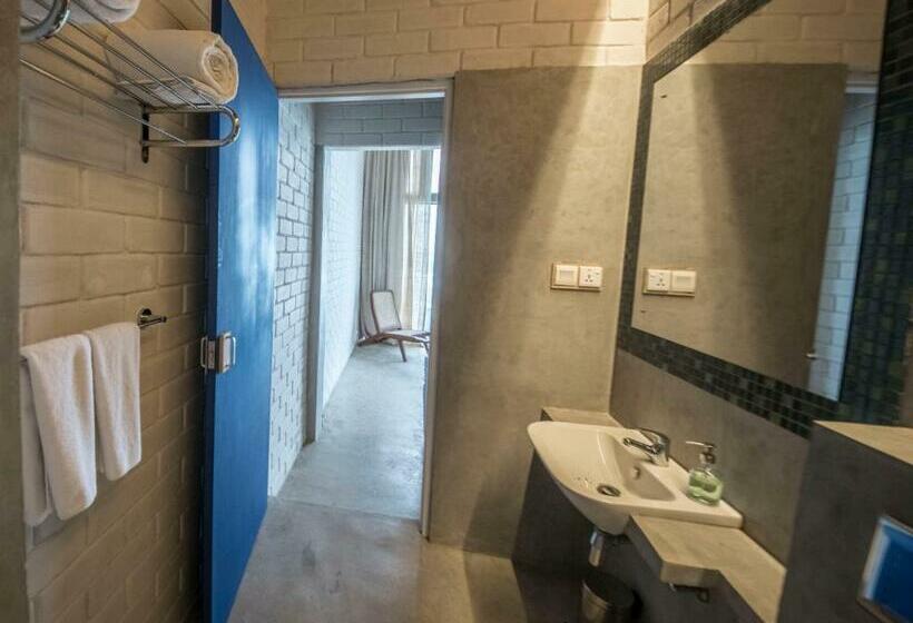 디럭스 룸, The Southern Gate