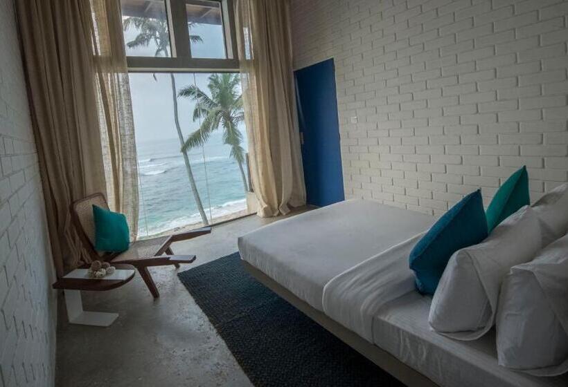 디럭스 스튜디오, The Southern Gate