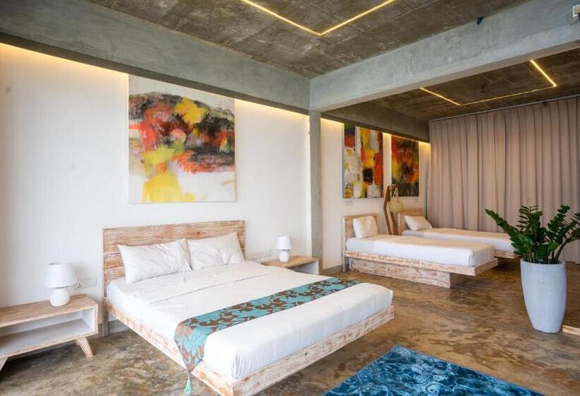 디럭스 스튜디오, The Southern Gate