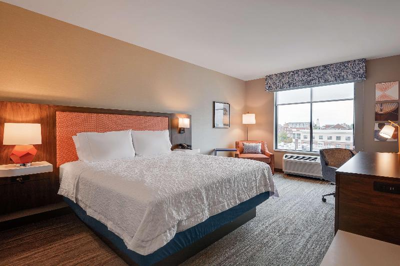 غرفة قياسية سرير كينج, Hampton Inn Salem Boston