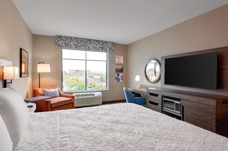 带大床的标准间, Hampton Inn Salem Boston