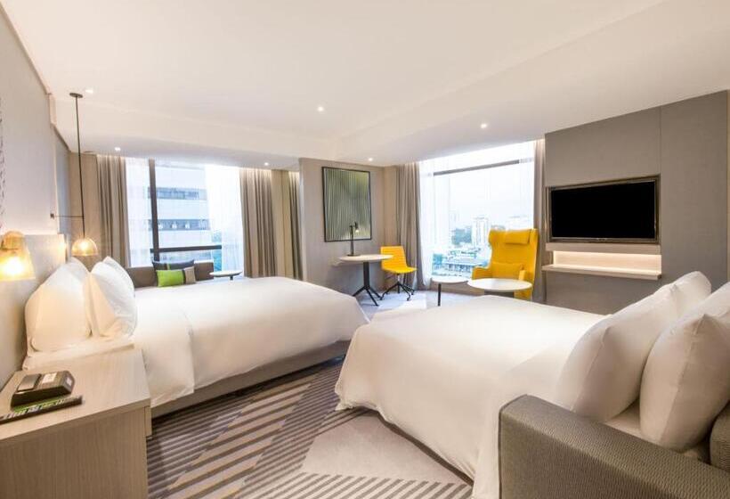 מיטת קינג בסוויטה, Holiday Inn Johor Bahru City Centre By Ihg