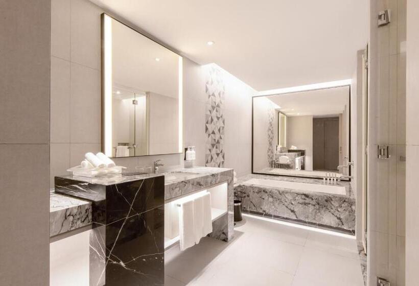 מיטת קינג בסוויטה, Holiday Inn Johor Bahru City Centre By Ihg