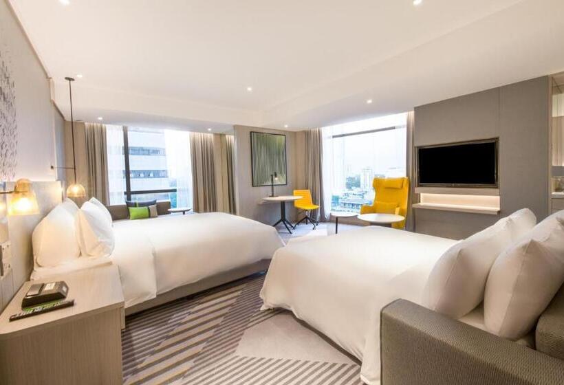 מיטת קינג בסוויטה, Holiday Inn Johor Bahru City Centre By Ihg