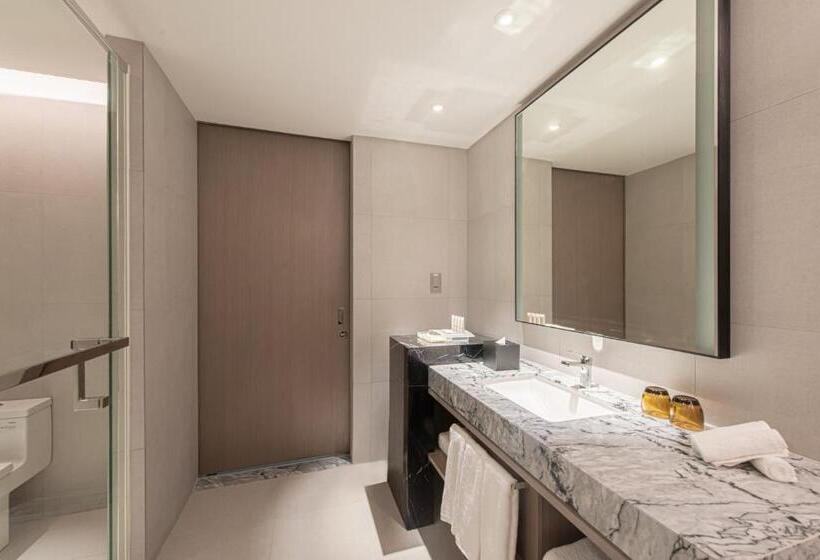 מיטת קינג בסוויטה, Holiday Inn Johor Bahru City Centre By Ihg