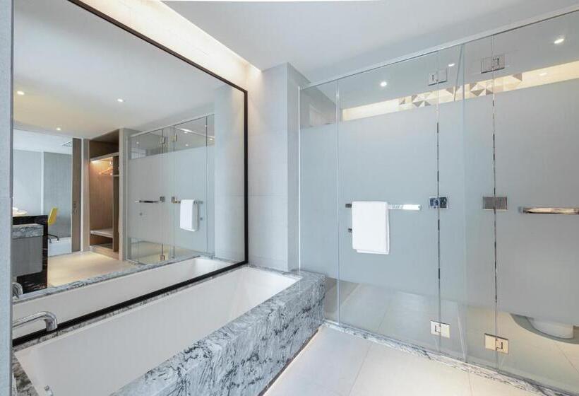 מיטת קינג בסוויטה, Holiday Inn Johor Bahru City Centre By Ihg