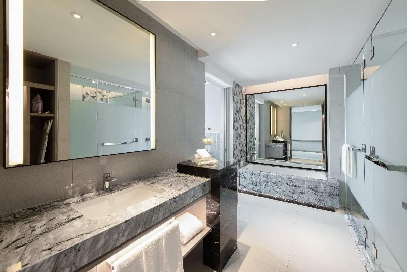 מיטת קינג בסוויטה, Holiday Inn Johor Bahru City Centre By Ihg