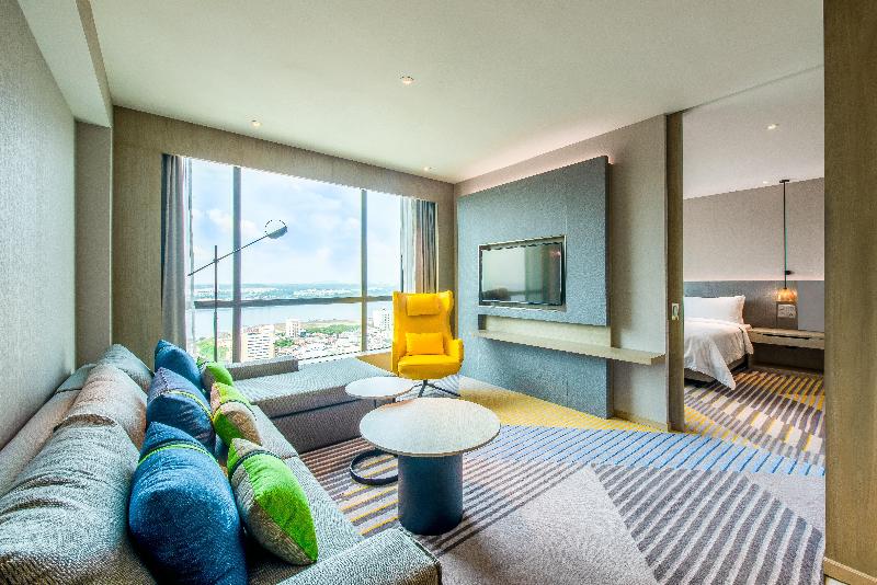 מיטת קינג בסוויטה, Holiday Inn Johor Bahru City Centre By Ihg